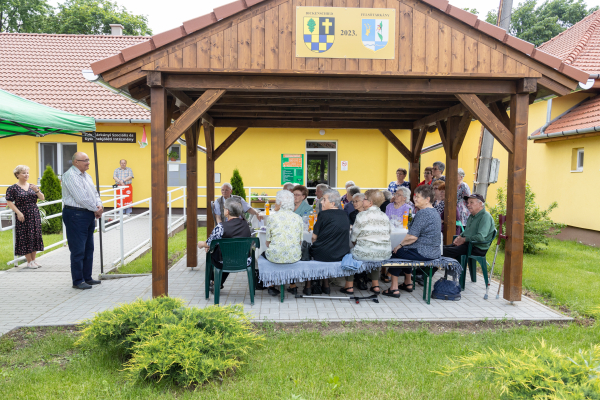Pergola átadása a Felsőtárkányi Szociális és Gyermekjóléti Intézmény udvarán